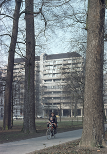 803010 Gezicht op het Moreelsepark te Utrecht, met op de achtergrond het Godebaldkwartier van het kantoor- en ...